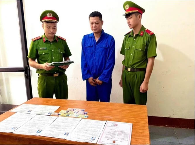 Nguyễn Văn Tuân đã sử dụng giấy tờ giả để hành nghề lái xe.