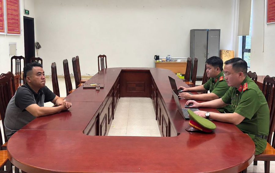 Cơ quan Công an làm việc với Nguyễn Hải Linh. (Ảnh: Công an tỉnh Phú Thọ)