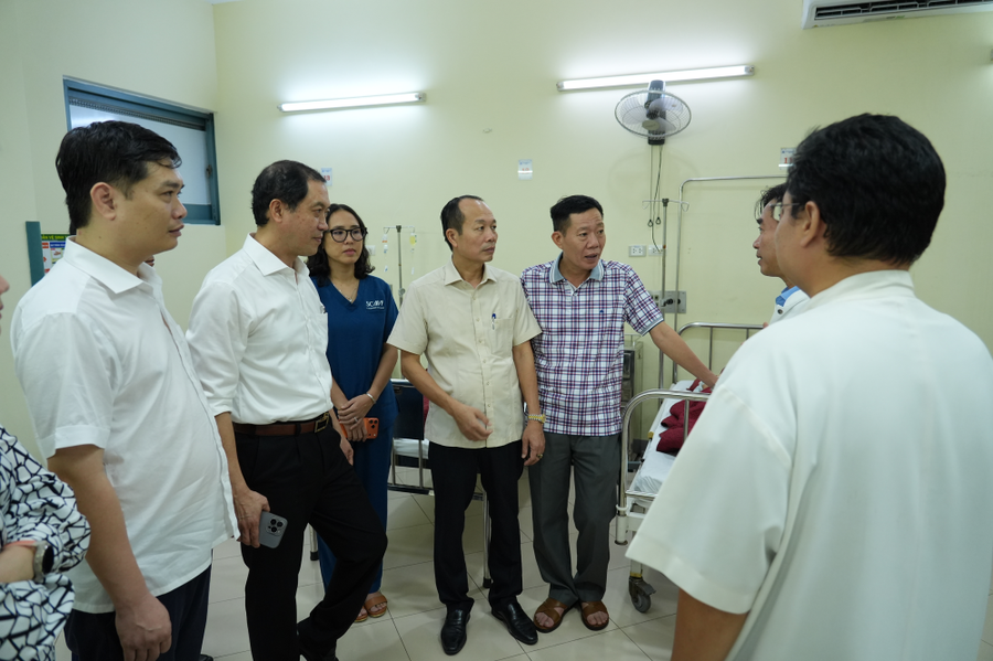Lãnh đạo TP Huế, Sở Y tế thăm hỏi, động viên các bệnh nhân. (Ảnh: Cổng TTĐT TP Huế)