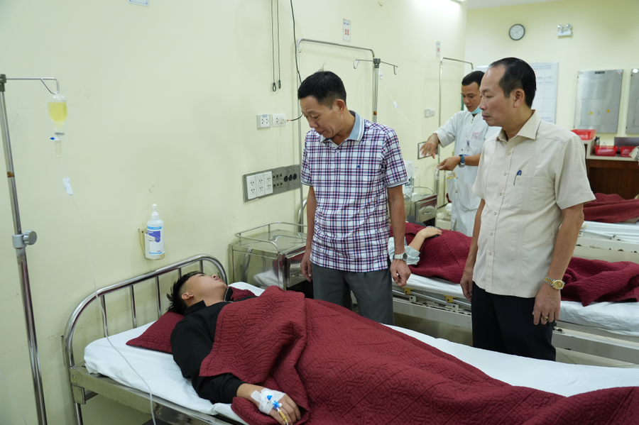 Các bệnh nhân nghi bị ngộ độc được các bác sĩ tích cực chăm sóc, điều trị. (Ảnh: Cổng TTĐT TP Huế)