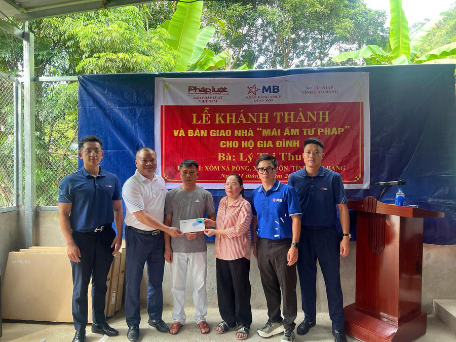 Đại diện Ngân hàng thương mại cổ phần Quân đội (MB) trao tặng quà gia đình chị Lý Thị Thu tại buổi lễ. (Ảnh: Thanh Tùng)