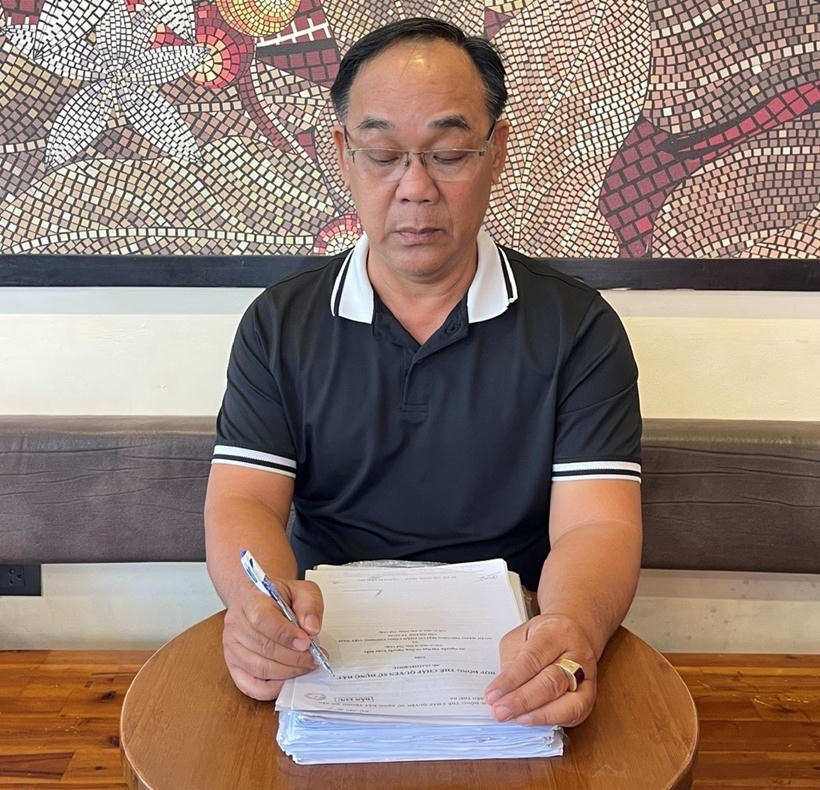 Ông Nguyễn Xuân Mẫn cùng tập hồ sơ chứng minh vụ việc.