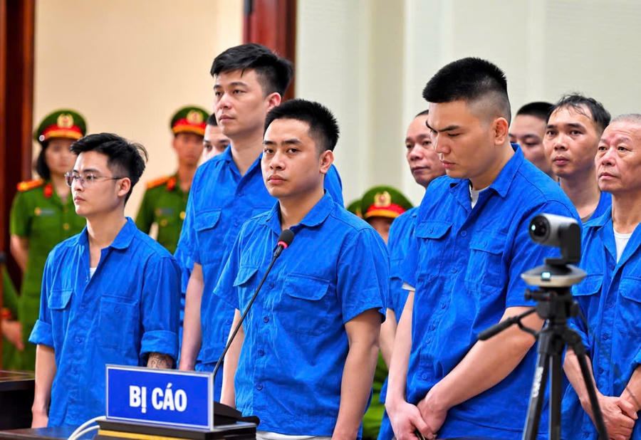 Bùi Đình Khánh cùng các bị cáo tại phiên tòa xét xử vụ án ma túy.