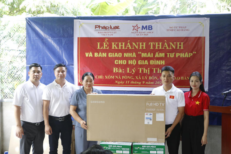 Đại diện Báo Pháp luật Việt Nam và đại diện Du lịch Xuân Hoà Sơn Cao Bằng tặng 3 chiếc Tivi, sữa TH cho lãnh đạo trường tiểu học Lý Bôn. (Ảnh: Thanh Tùng)