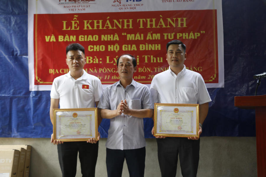 Lãnh đạo xã Lý Bôn trao giấy khen cho các cá nhân có thành tích xuất sắc trong công tác tuyên truyền và an sinh xã hội tại xã Lý Bôn năm 2026. (Ảnh: Thanh Tùng)
