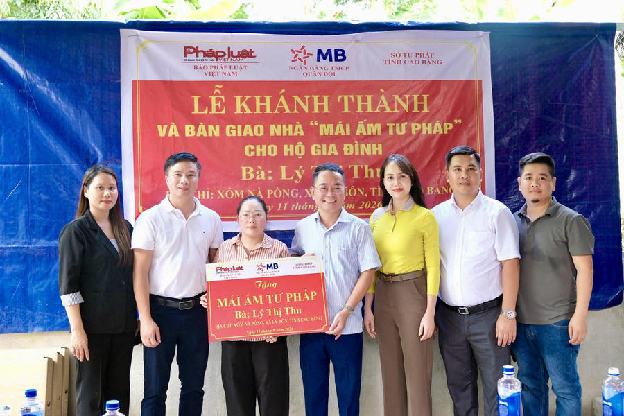 Tổng Biên tập Báo Pháp luật Việt Nam cùng các Nhà báo, phóng viên cùng chị Lý Thị Thu. (Ảnh: CTV)