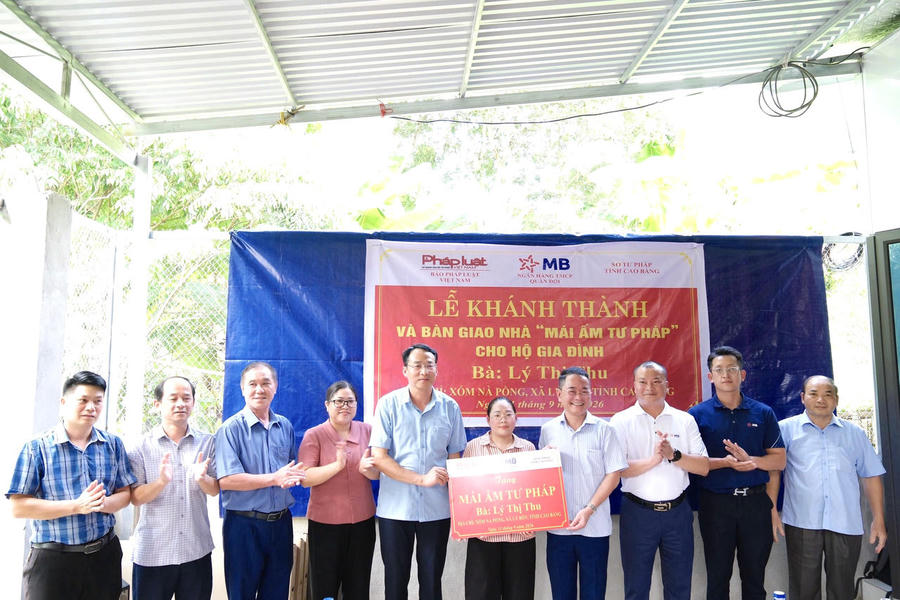 Các đại biểu chụp ảnh cùng chị Lý Thị Thu tại buổi lễ. (Ảnh: Thanh Tùng)