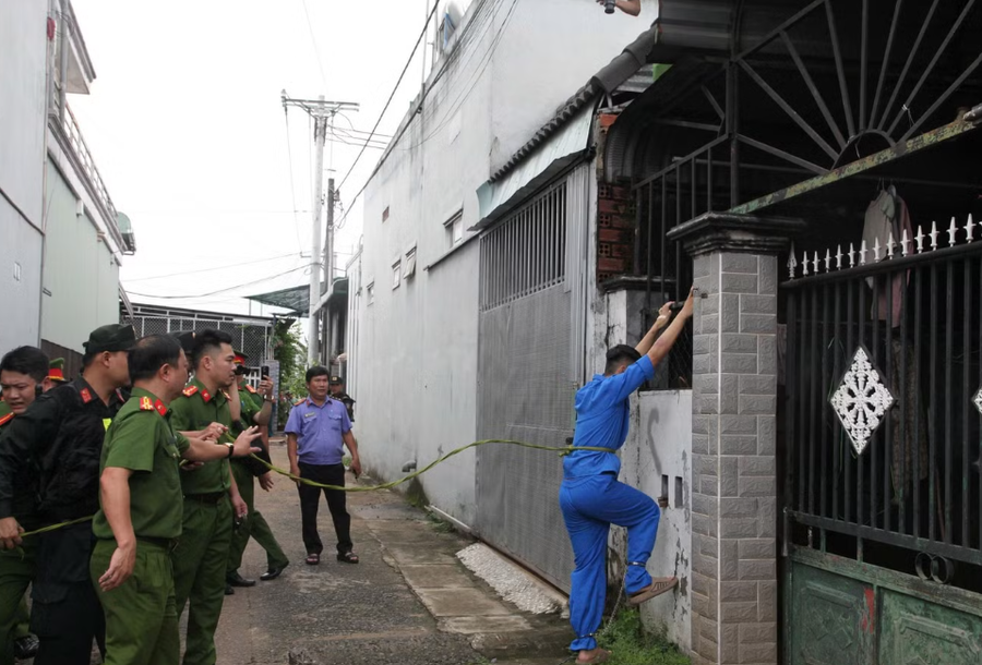 Đối tượng Nguyễn Đức Anh thực nghiệm cảnh trèo rào leo lên mái nhà bị hại rạng sáng 3/9 (Ảnh: VKSND TP Đồng Nai)