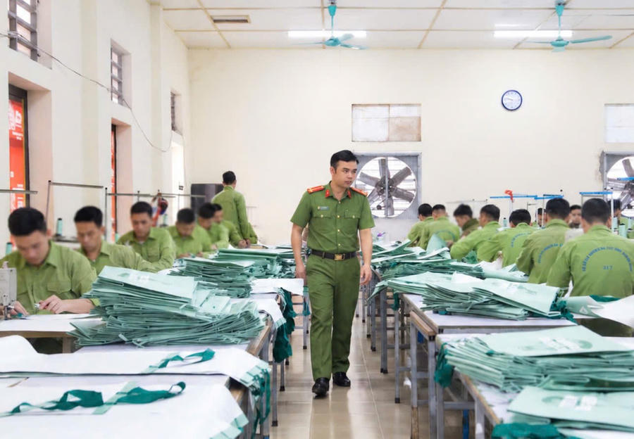 Học viên Cơ sở cai nghiện ma túy TP Quảng Ninh lao động, học nghề dưới sự hướng dẫn, quản lý của cán bộ. Học viên Cơ sở cai nghiện ma túy TP Quảng Ninh lao động, học nghề dưới sự hướng dẫn, quản lý của cán bộ.