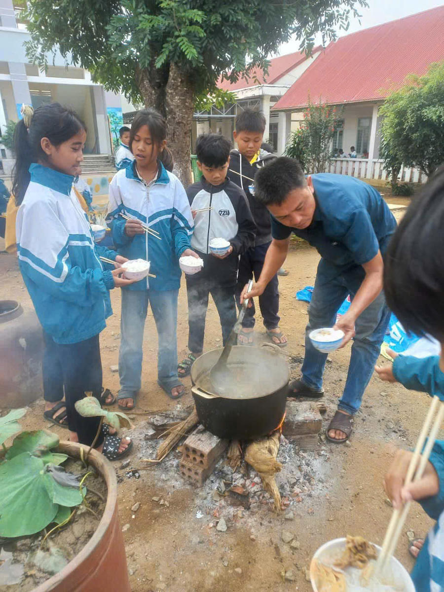 Chăm lo từng bữa ăn, giấc ngủ cho học trò.