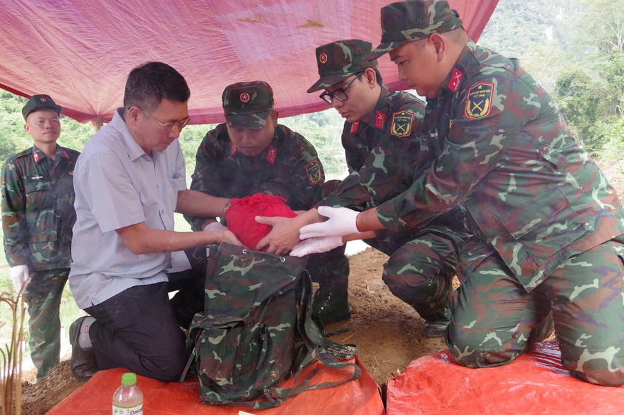 Cán bộ, chiến sĩ Đội Tìm kiếm, quy tập hài cốt liệt sĩ Bộ CHQS tỉnh Tuyên Quang thực hiện nhiệm vụ tại thôn Phìn Sảng, xã Minh Tân.