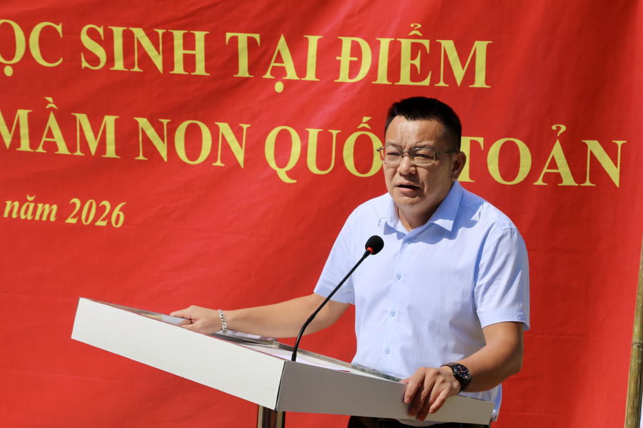 Ông Hoàng Văn Đông, Chủ tịch UBND xã Trà Lĩnh phát biểu tại buổi trao quà. (Ảnh: Lê Hanh)