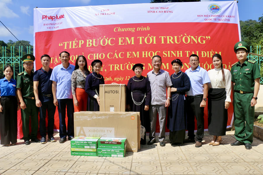 Các đại biểu tặng quà cho Trường mầm non Quốc Toản. (Ảnh: Lê Hanh)