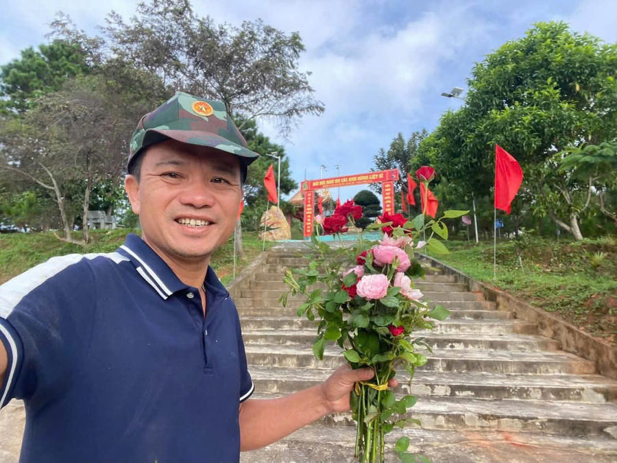 Thầy Võ Hoàng Sơn thường xuyên lên các điểm cao 1049, 1015 để chăm sóc, dâng hoa, dâng hương tới anh linh các Anh hùng, Liệt sỹ.