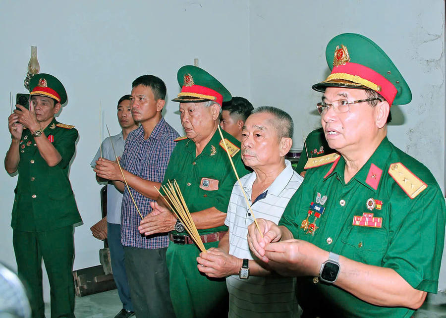 Thầy Võ Hoàng Sơn trong một lần về Nghệ An tham gia chương trình tri ân.