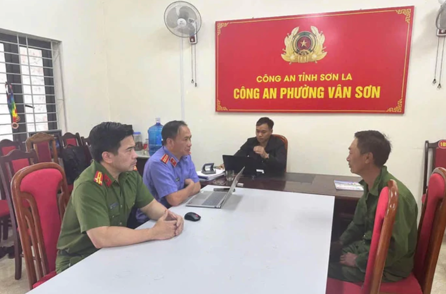 Công an lấy lời khai Giàng A Si. Ảnh: Công an tỉnh Sơn La.