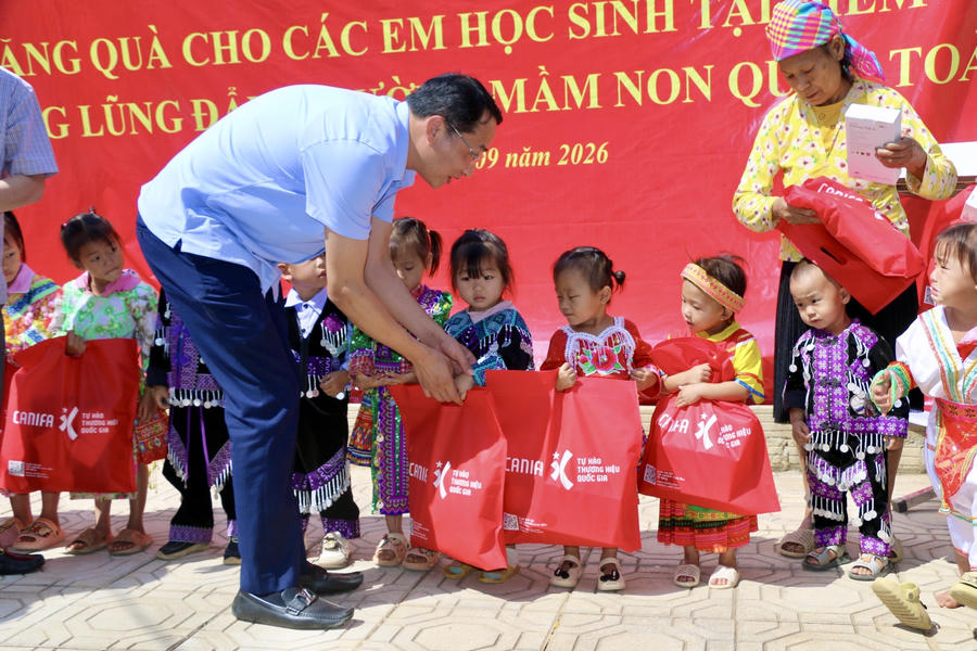 Các đại biểu tặng quà cho các em học sinh. (Ảnh: Lê Hanh)