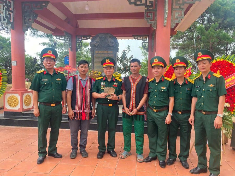 Người gắn kết giữa chính quyền, người dân địa phương với đơn vị từng chiến đấu trên địa bàn.