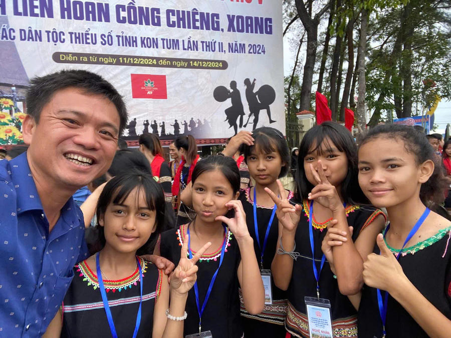 Thầy Sơn cùng học sinh bước ra "sân chơi lớn".