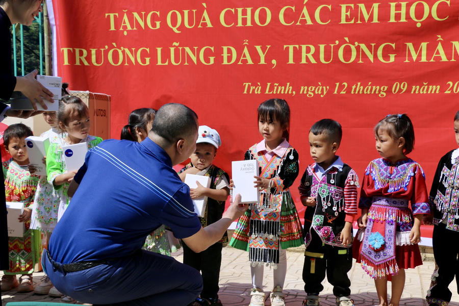 Các đại biểu tặng quà cho các em học sinh. (Ảnh: Lê Hanh)