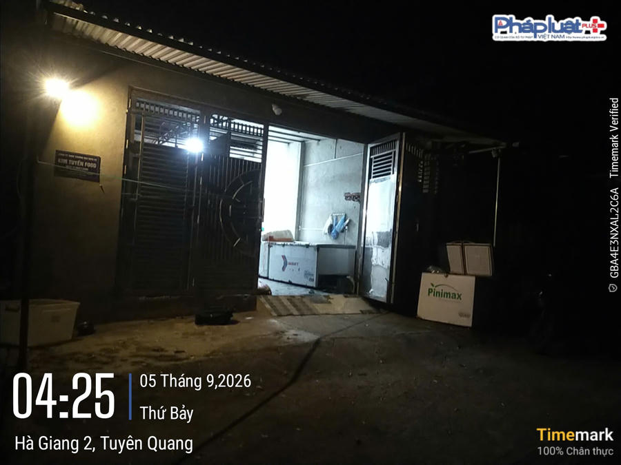 Lò mổ của bà Nguyễn Thị Kim T. ở ngõ 11A, tổ 19, phường Hà Giang 2 được cấp phép hoạt động nhưng bị nhiều hộ dân phản ánh ô nhiễm cả tiếng ồn và mùi hôi.