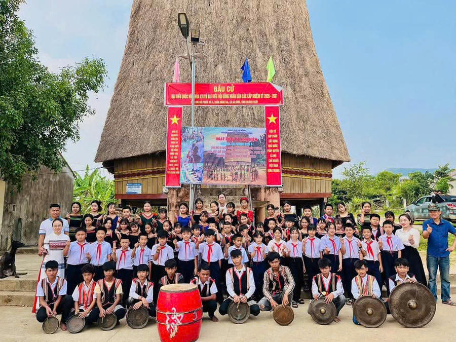 Chăm lo giáo dục truyền thống, bảo tồn phong tục địa phương.