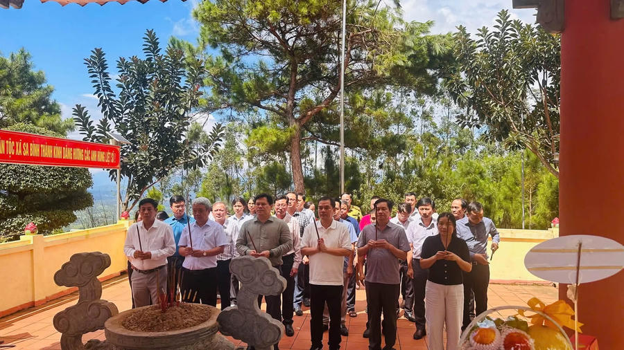 Hoạt động đền ơn đáp nghĩa dần trở thành một phần trong hành trình của thầy Sơn.