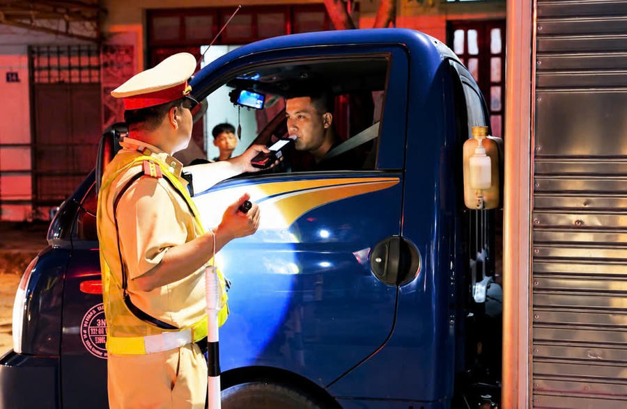 CSGT Đội CSGT đường bộ số 3 kiểm tra, kiểm soát người điều khiển phương tiện trên tuyến, góp phần nâng cao ý thức chấp hành quy định về tốc độ.