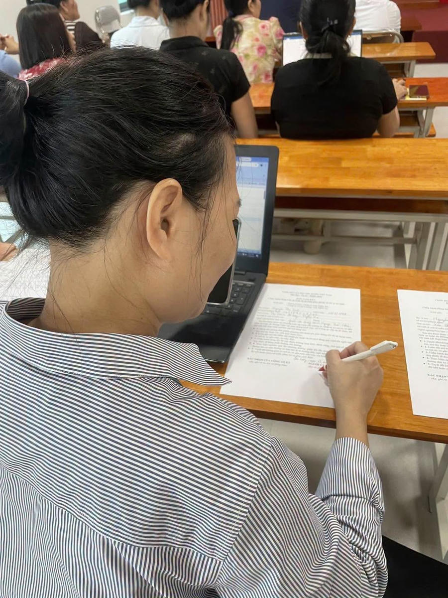 Ký cam kết chấp hành nghiêm các quy định của pháp luật khi tham gia giao thông.