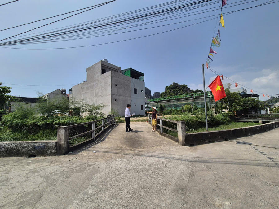 Hiện trạng cây cầu thứ 2 mà gia đình bà Hoa đầu tư xây dựng để làm lối đi vào thửa đất nhưng lại bị Chi nhánh VPĐKĐĐ số 5 đề nghị UBND phường Quang Hanh trả lời rõ: đến nay cây cầu có đủ điều kiện đưa vào sử dụng, kết nối với đường giao thông hiện trạng hay không, để làm cơ sở xem xét thực hiện thủ tục tách thửa&nbsp;theo quy định.
