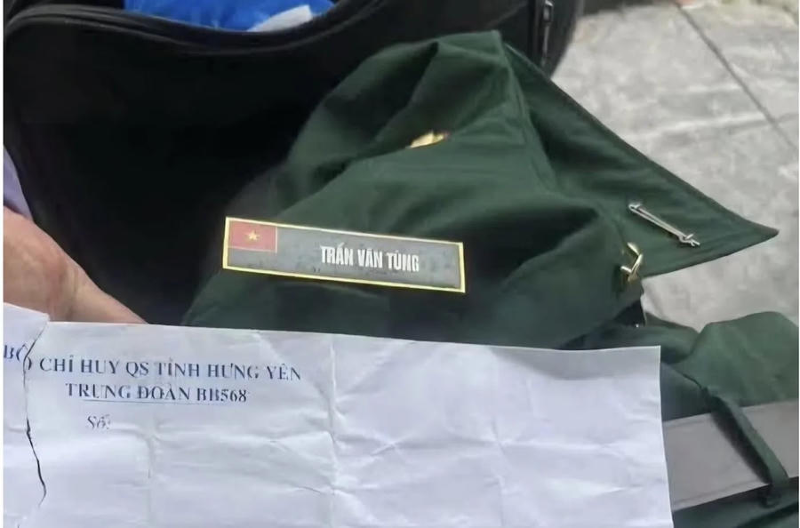 Chiếc áo của Thiếu tá Trần Văn Tùng để lại ven đường khi nhảy xuống sông cứu người.