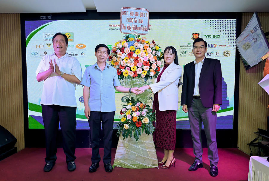 Lãnh đạo Đảng ủy - UBND P. Tây Thạnh tặng hoa chúc mừng Hội Doanh nghiệp phường.