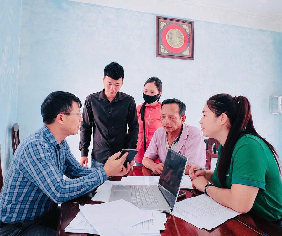 Cán bộ, đảng viên xã Tiên Yên hướng dẫn ngư dân cài đặt phần mềm eCDT VN, góp phần thúc đẩy chuyển đổi số, nâng cao ý thức chấp hành pháp luật trên biển và bảo vệ nền tảng tư tưởng của Đảng từ cơ sở.”
