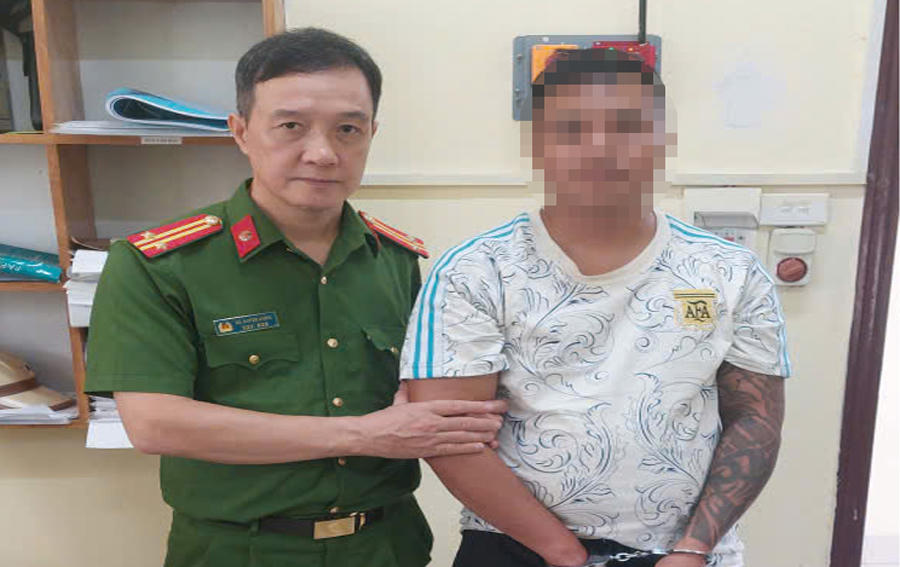 Tổ công tác bàn giao đối tượng cho Công an phường Quảng Phú tiếp tục điều tra, xử lý theo quy định.