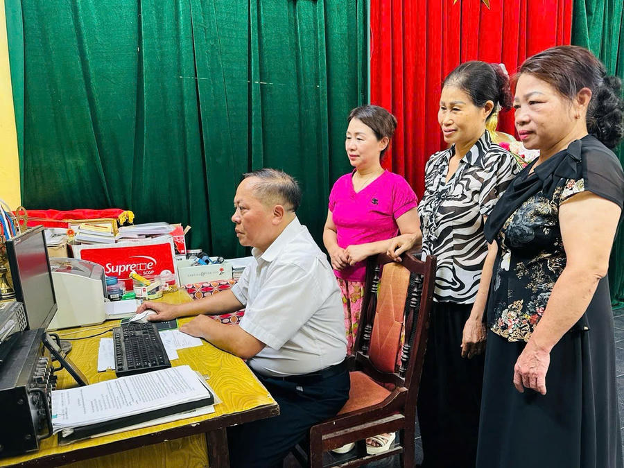 Lãnh đạo thôn trực tiếp xuống từng hộ dân tuyên truyền, hướng dẫn người dân sử dụng điện thoại thông minh để tiếp cận thông tin chính thống.
