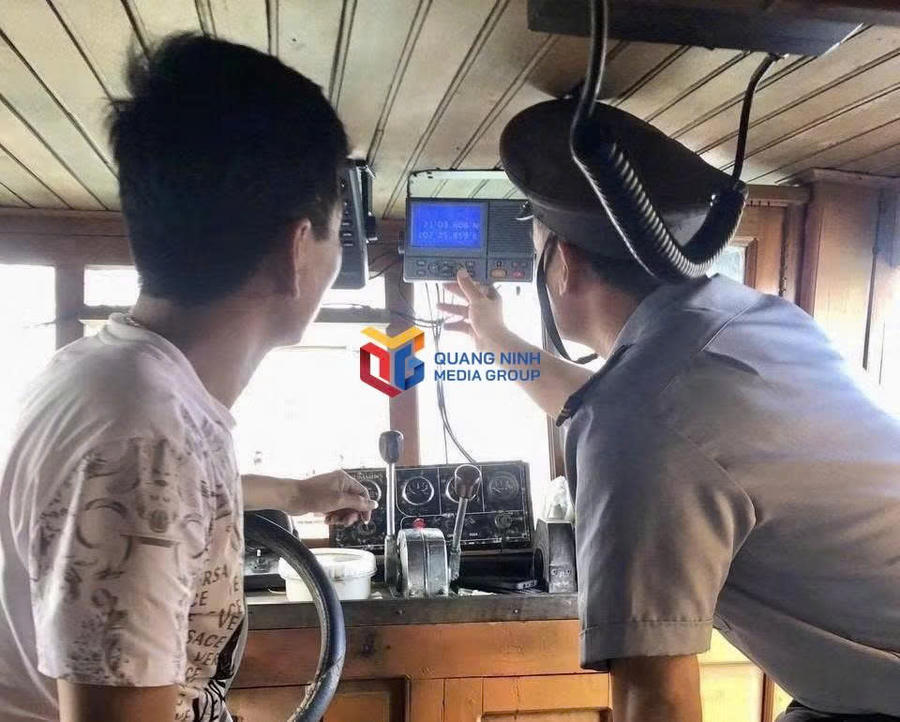 Lực lượng chức năng kiểm tra thiết bị giám sát hành trình trên tàu cá.Ảnh: Báo Quảng Ninh
