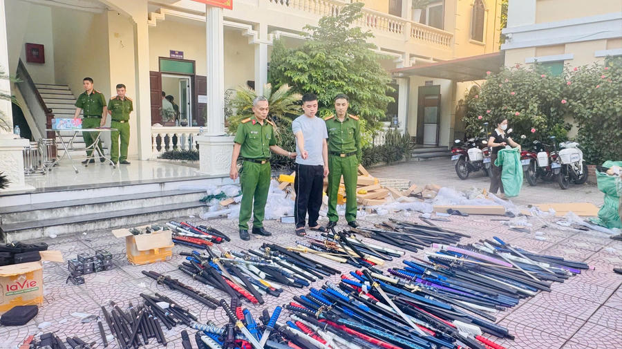 Đối tượng Ninh Văn Thanh và số vũ khí thô sơ, công cụ hỗ trợ bị lực lượng Công an thu giữ.