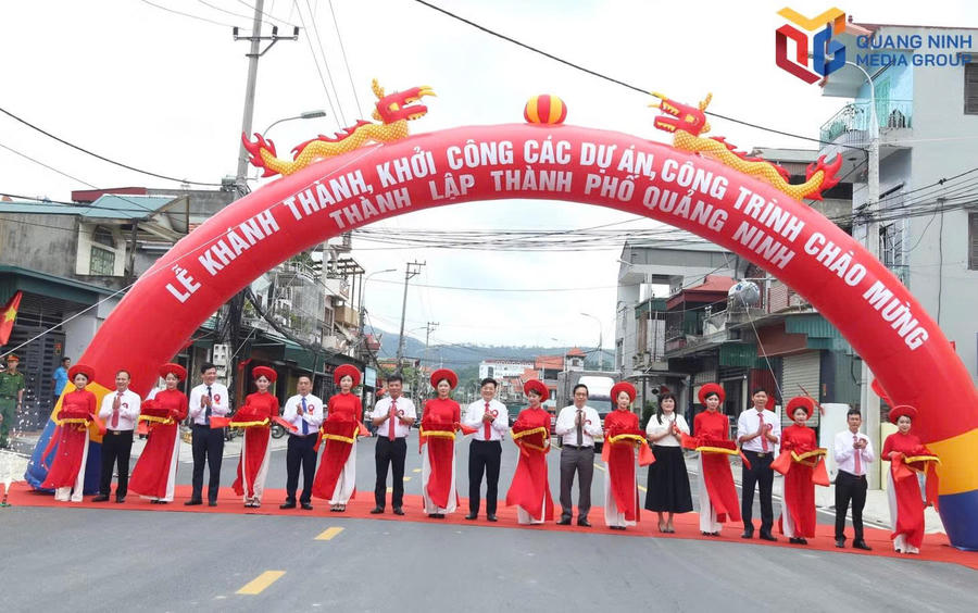 Các đại biểu thực hiện nghi thức cắt băng khánh thành các công trình chào mừng thành lập TP Quảng Ninh tại phường Yên Tử.Ảnh: Báo Quảng Ninh