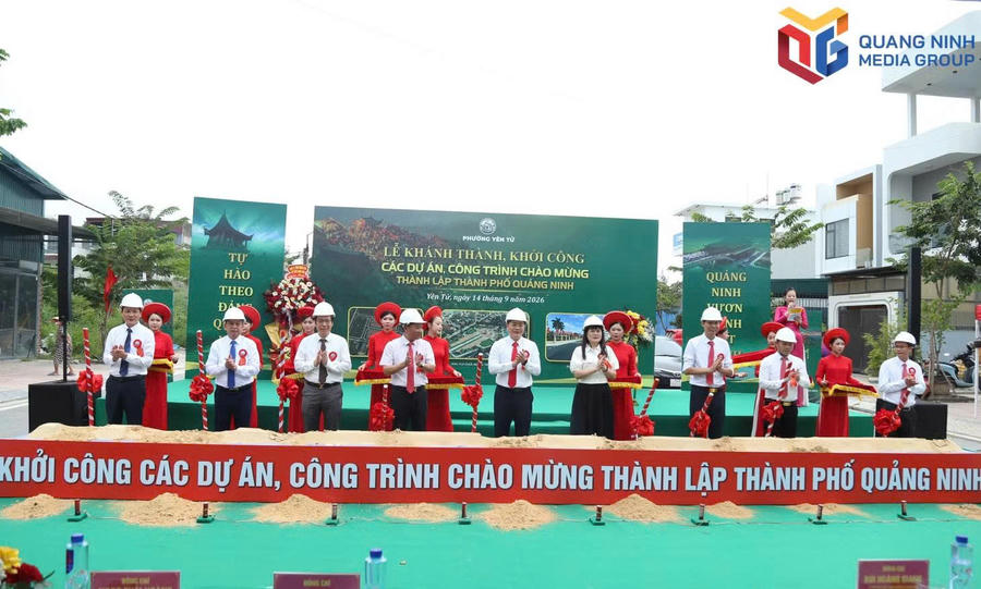 Các đại biểu thực hiện nghi thức khởi công các dự án, công trình chào mừng thành lập TP Quảng Ninh tại phường Yên Tử.Ảnh: Báo Quảng Ninh