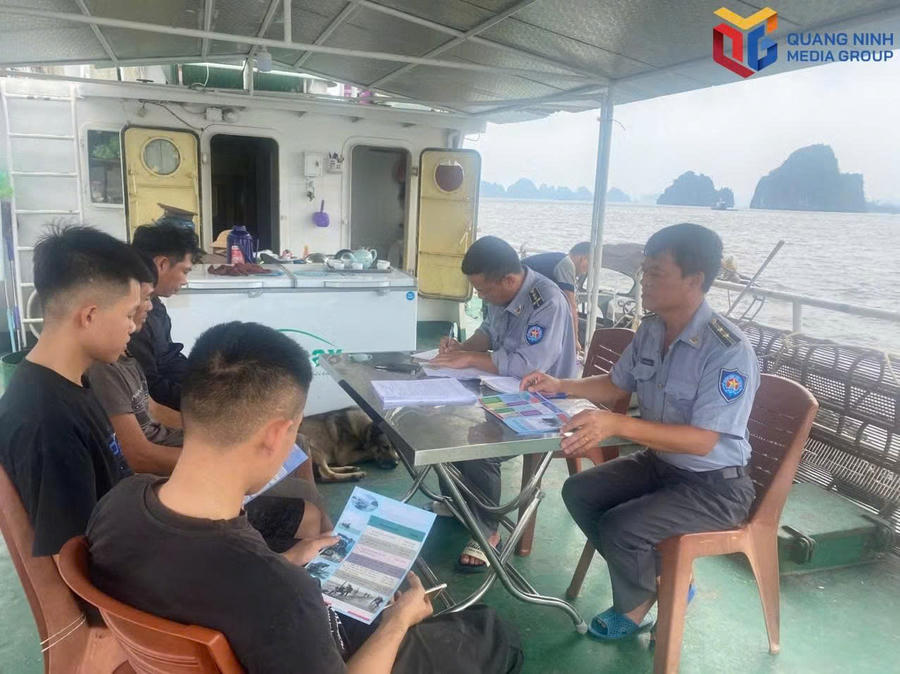 Cán bộ Chi cục Biển, Hải đảo và Thủy sản, Kiểm ngư Quảng Ninh tuyên truyền cho ngư dân chấp hành quy định pháp luật trong khai thác thuỷ sản.Ảnh: Báo Quảng Ninh
