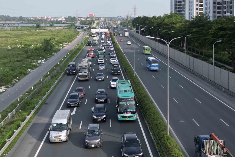 Giữ khoảng cách an toàn với xe lưu thông liền kề phía trước nhằm bảo đảm tuyệt đối an toàn giao thông, đặc biệt là khi điều khiển phương tiện trên đường cao tốc. Giữ khoảng cách an toàn với xe lưu thông liền kề phía trước nhằm bảo đảm tuyệt đối an toàn giao thông, đặc biệt là khi điều khiển phương tiện trên đường cao tốc.
