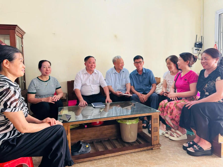 Lãnh đạo thôn trực tiếp xuống từng hộ dân tuyên truyền, hướng dẫn người dân sử dụng điện thoại thông minh để tiếp cận thông tin chính thống.