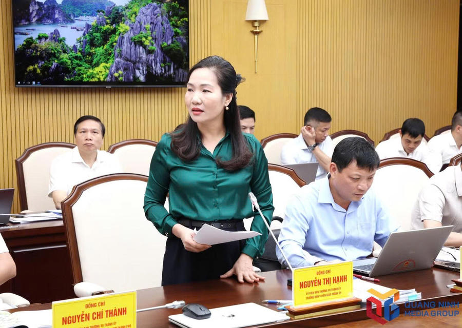 Bà Nguyễn Thị Hạnh, Ủy viên BTV Thành ủy, Trưởng Ban Tuyên giáo Thành ủy, báo cáo mô hình "trường học xã hội chủ nghĩa" và "bệnh viện xã hội chủ nghĩa".Ảnh: Báo Quảng Ninh