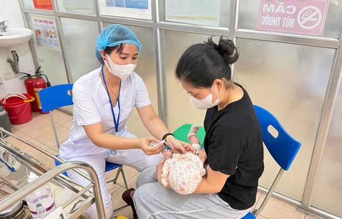 Các loại vắc xin trong Chương trình tiêm chủng mở rộng đã được ngành y tế Hà Nội cung ứng kịp thời và đầy đủ. Các loại vắc xin trong Chương trình tiêm chủng mở rộng đã được ngành y tế Hà Nội cung ứng kịp thời và đầy đủ.