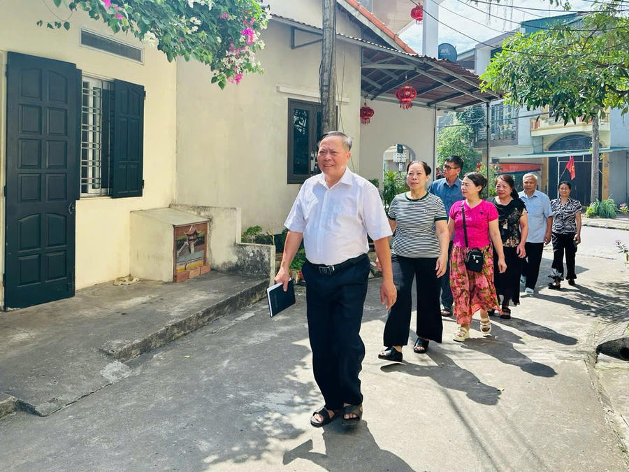 Cán bộ, đảng viên thôn Thống Nhất đi cơ sở, nắm bắt tình hình nhân dân, góp phần củng cố khối đoàn kết và bảo vệ nền tảng tư tưởng của Đảng.