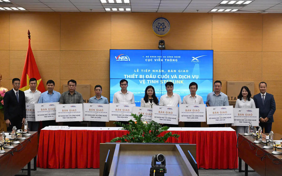 Trao tặng tượng trưng bộ thiết bị Starlink cho các tỉnh, thành phố Trao tặng tượng trưng bộ thiết bị Starlink cho các tỉnh, thành phố