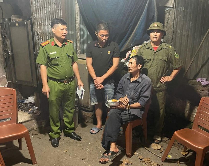 Công an xã Vĩnh Hưng kịp thời xác minh, đưa cụ già đi lạc trở về với gia đình sau nhiều tháng mất liên lạc.