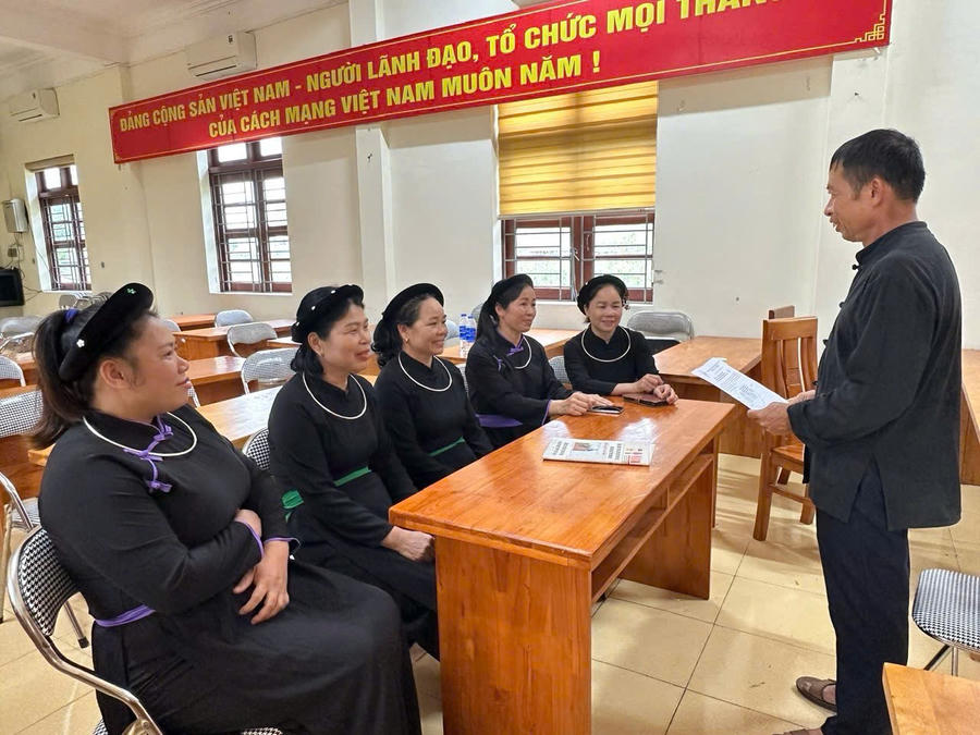 Ông Bế Văn Quế, Nguyên Bí thư Chi bộ, Trưởng thôn Tềnh Pò cũ tuyên truyền, hướng dẫn người dân tiếp cận thông tin chính thống trên điện thoại thông minh.