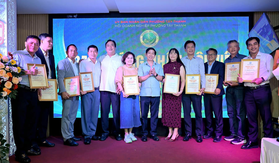 Lãnh đạo Đảng ủy - UBND P. Tây Thạnh trao chứng nhận cho các Hội viên Hội Doanh nghiệp phường tại lễ ra mắt.
