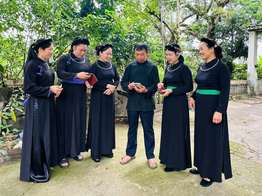 Ông Bế Văn Quế, Nguyên Bí thư Chi bộ, Trưởng thôn Tềnh Pò cũ tuyên truyền, hướng dẫn người dân tiếp cận thông tin chính thống trên điện thoại thông minh.